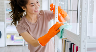 Ev temizliğe giden kadın neler yapar